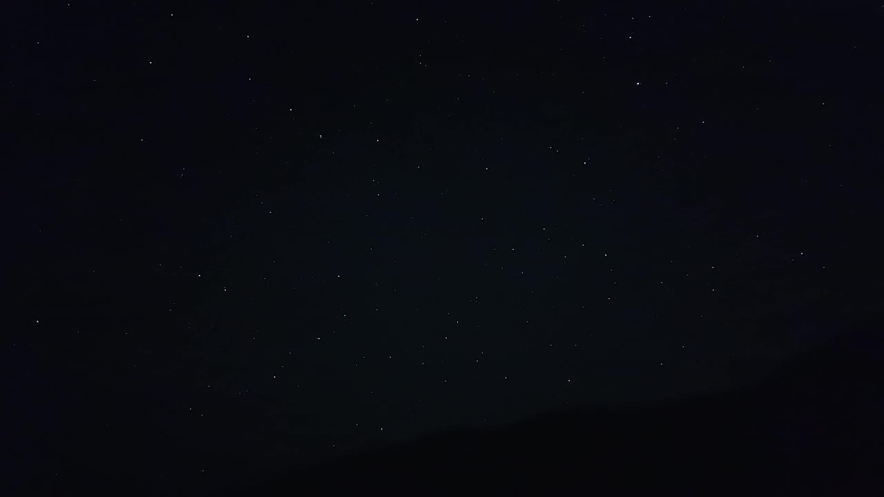夜空中银河的星迹延时