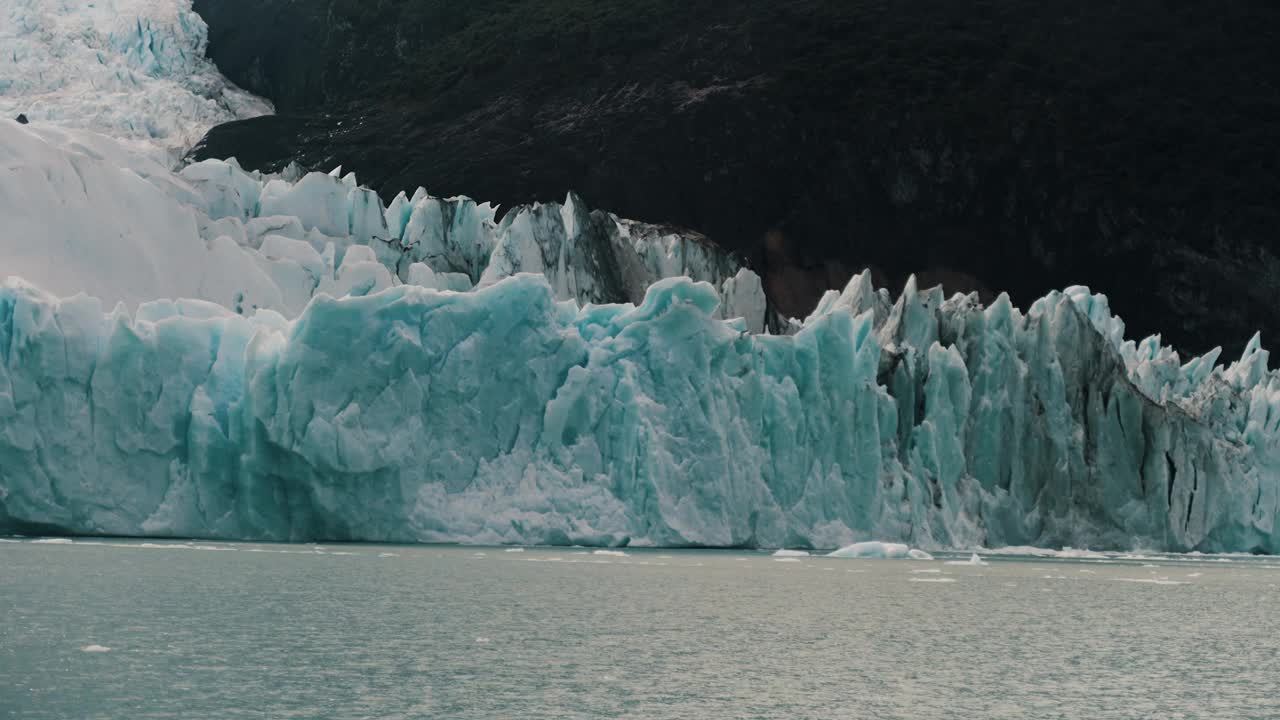 阿根廷圣克鲁斯Los Glaciares国家公园的阿根廷冰川湖上的冰。平移镜头