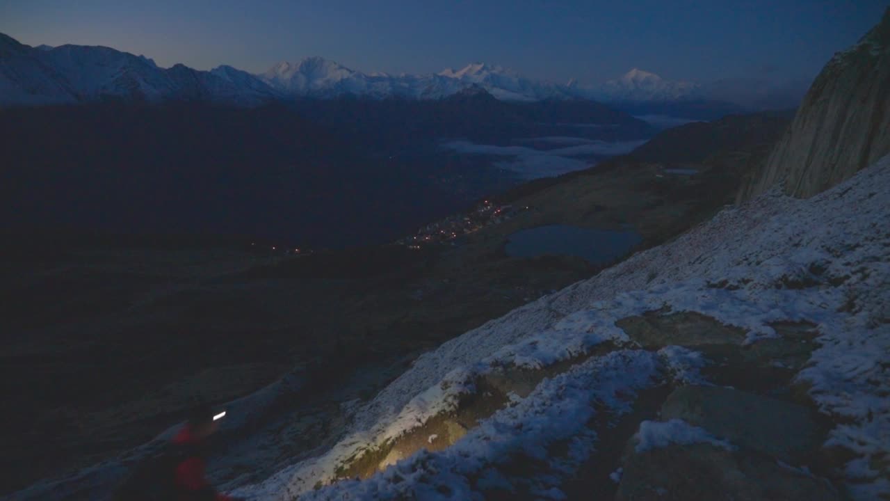 登山者沿着黄昏时分瑞士阿尔卑斯山的山路徒步旅行，瑞士瓦莱州的阿莱奇冰川地区