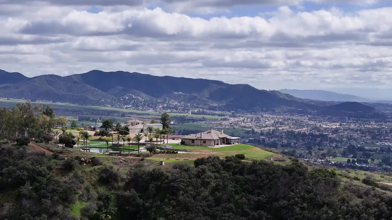 圣贝纳迪诺国家森林(San Bernardino National Forest)，位于圣戈尼奥山脉(San Gorgonio mountain)高处的大房子