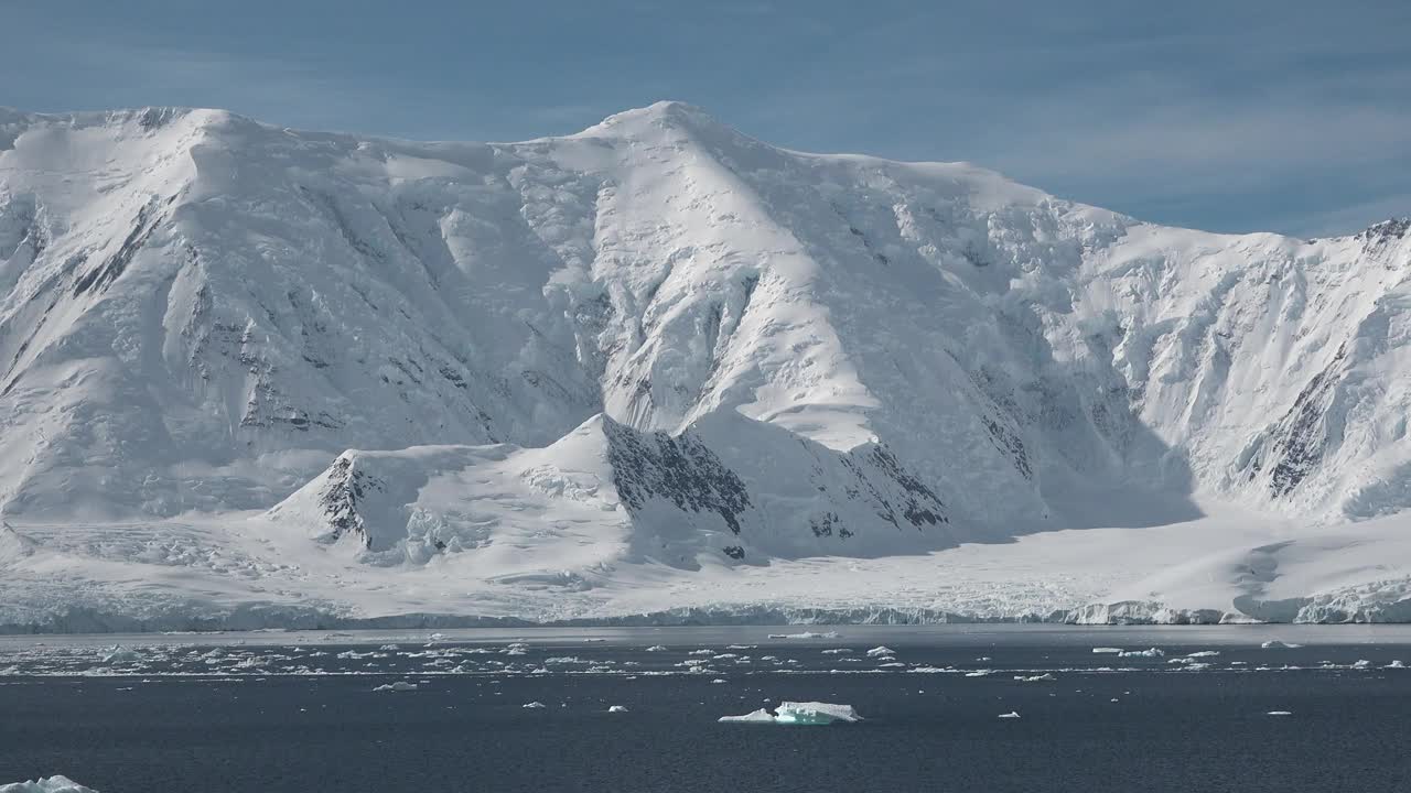 南极洲。雪山和冰山。游轮旅行到地球的边缘。令人惊叹的美丽的自然景观和景观的雪，冰和白色的南极。世界上最好的旅行。