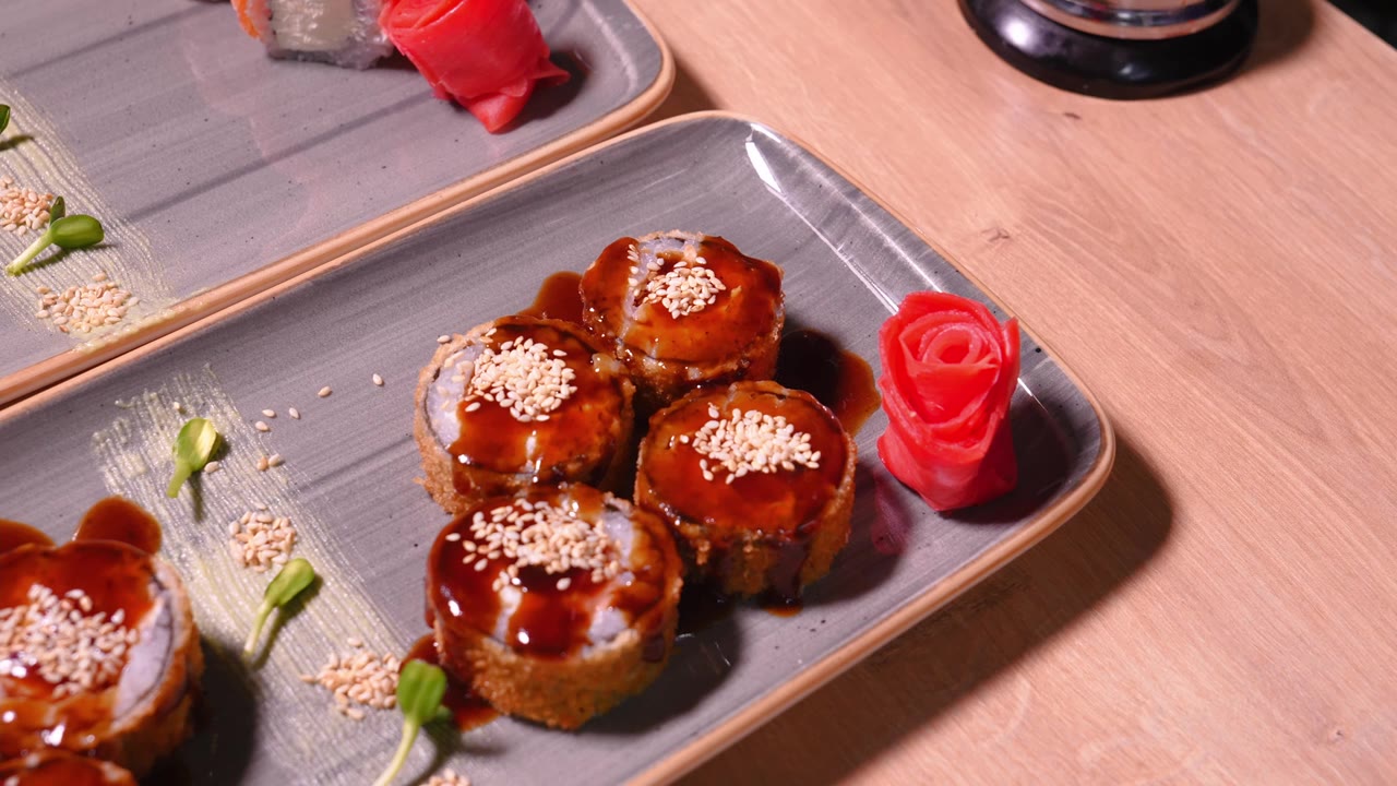 詳情圖-廚師的手將玫瑰姜片放在美味的壽司盤上