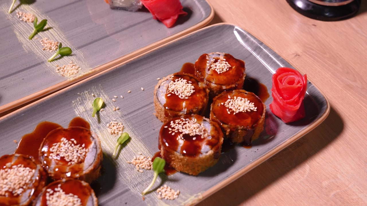 詳情圖-廚師的手將玫瑰姜片放在美味的壽司盤上