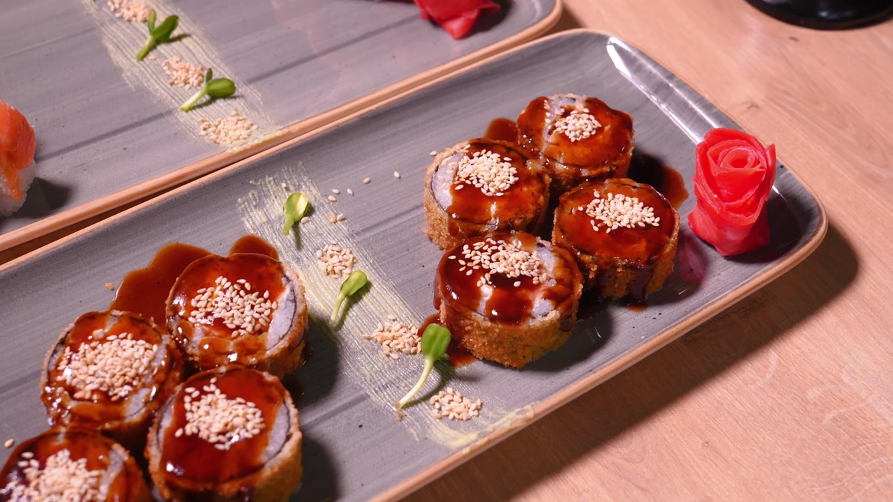 詳情圖-廚師的手將玫瑰姜片放在美味的壽司盤上
