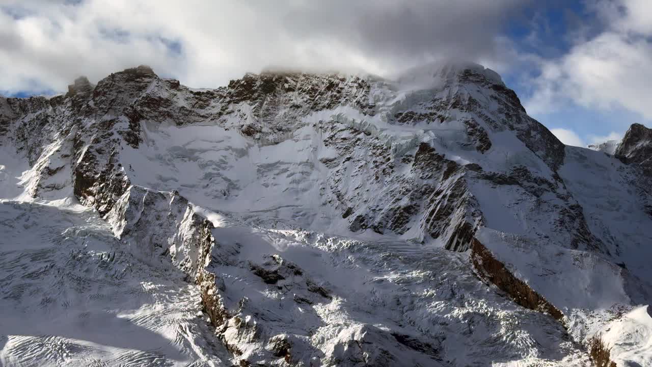 初雪马特洪峰令人惊叹兹马特冰川天堂瑞士奔宁阿尔卑斯山峰清晨十月太阳秋天冬天戈内格拉铁路采尔马特瑞士景观高云风盘