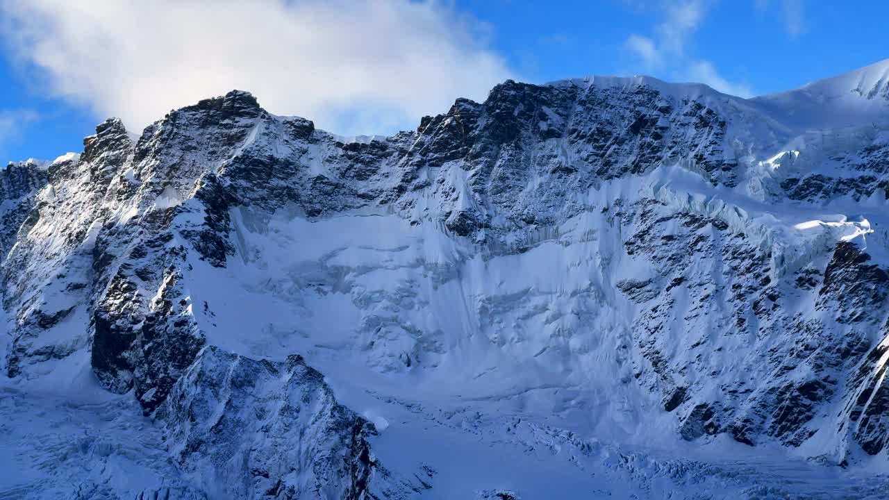 初雪马特洪峰惊艳兹马特冰川河天堂瑞士奔宁阿尔卑斯山峰清晨十月太阳秋天冬天戈内格拉铁路采尔马特瑞士景观静态拍摄