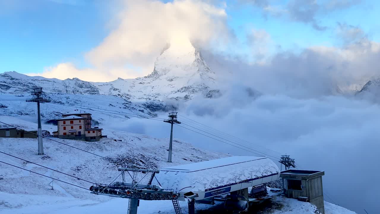 初雪瑞士马特洪峰阿尔卑斯山峰清晨十月日出秋冬戈内格拉铁路火车采尔马特瑞士冰川景观蓝小时雾欧洲瑞士阿尔卑斯山缆车左