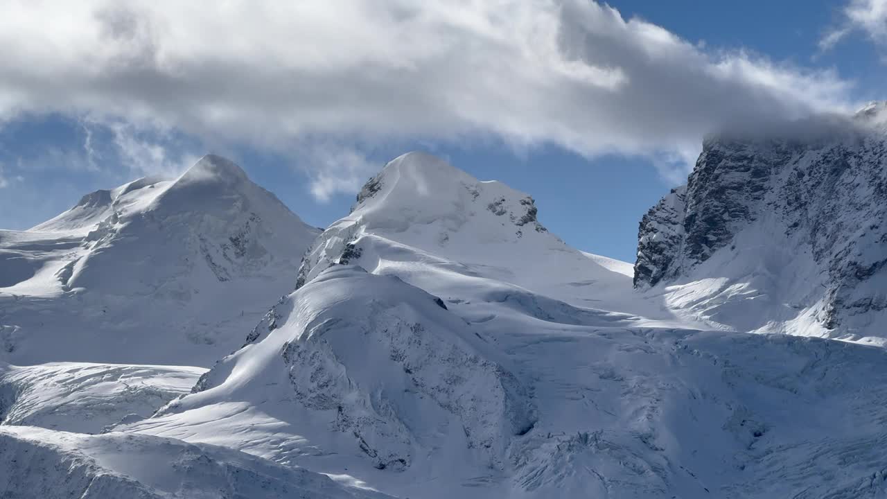 初雪马特洪峰绝美兹穆特冰川瑞士奔宁阿尔卑斯山峰清晨十月日出秋冬戈内格拉铁路瑞士采尔马特景观高云风静拍