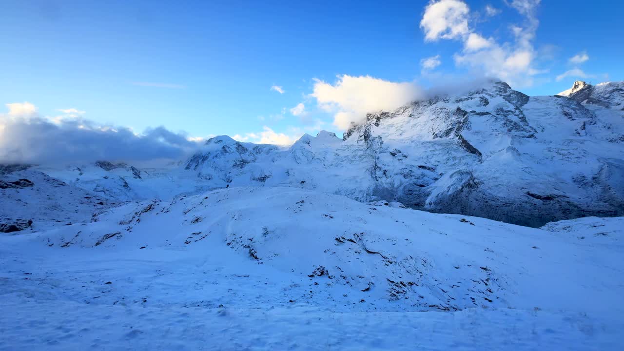 初雪清晨日出秋冬戈内格拉铁路火车瑞士采尔马特山顶马特洪峰冰川景观蓝时雾雾瑞士阿尔卑斯山欧洲假期十月左滑运动