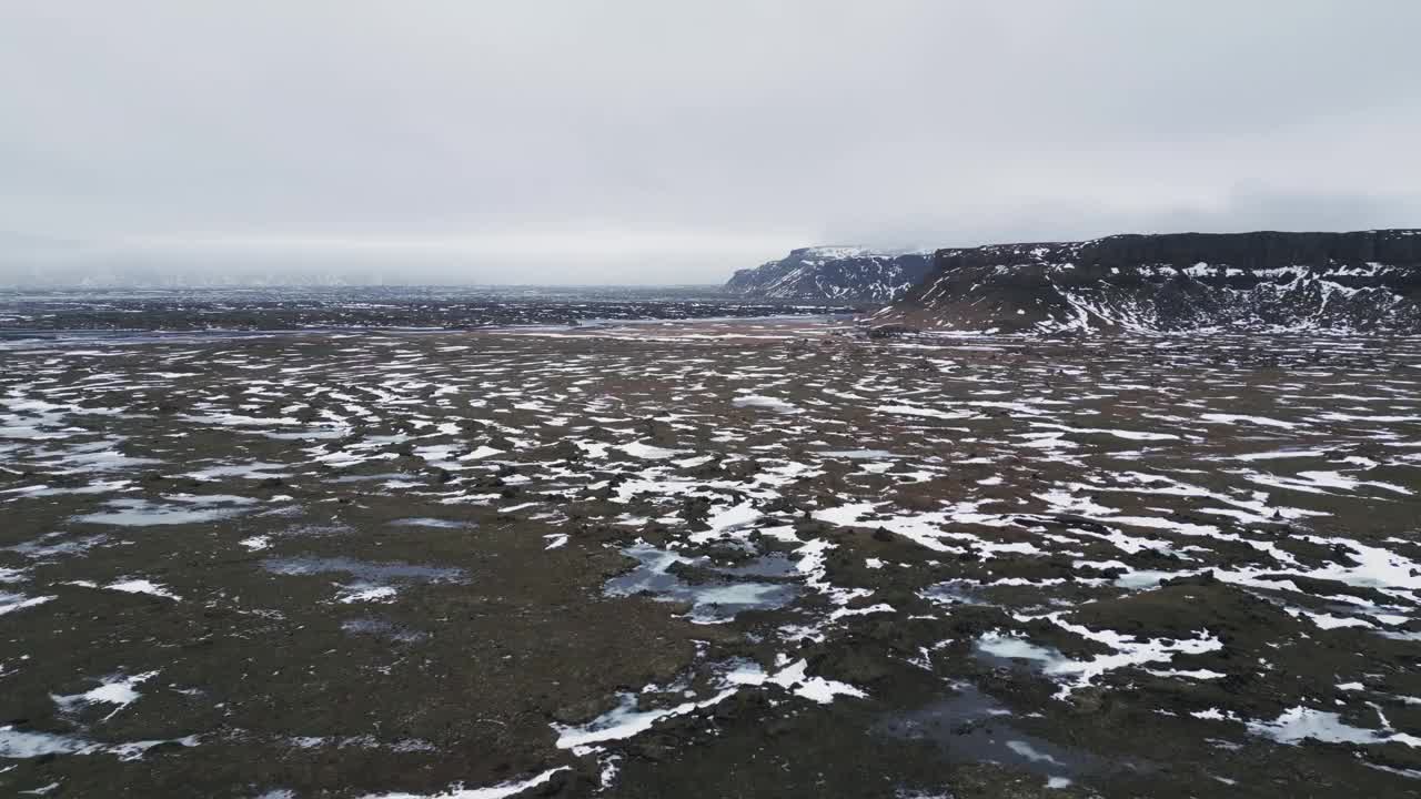 在冰岛南部的瓦特纳冰川国家公园，苔藓覆盖的熔岩场。无人机拍摄的