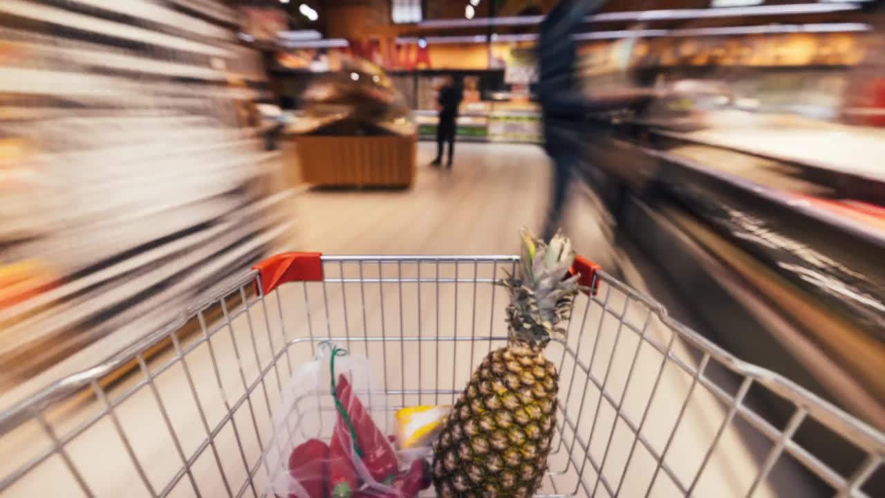 詳情圖-購(gòu)物車在滿是健康食品的超市過道和區(qū)域之間移動(dòng)的時(shí)間流逝
