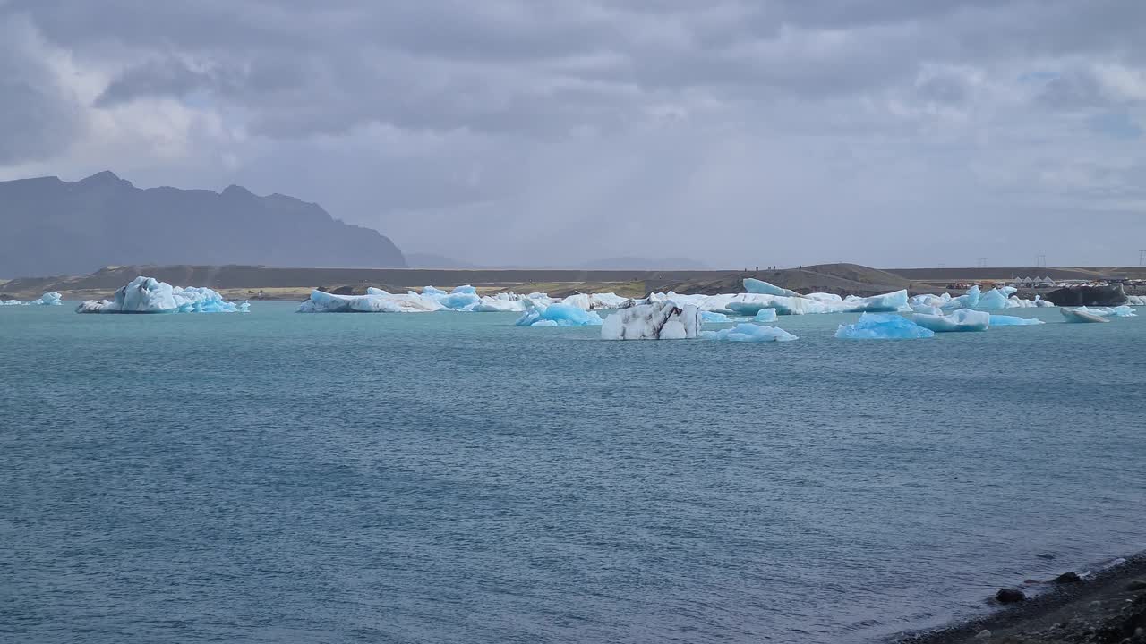 冰山在冰川泻湖，宽视图，冰岛景观