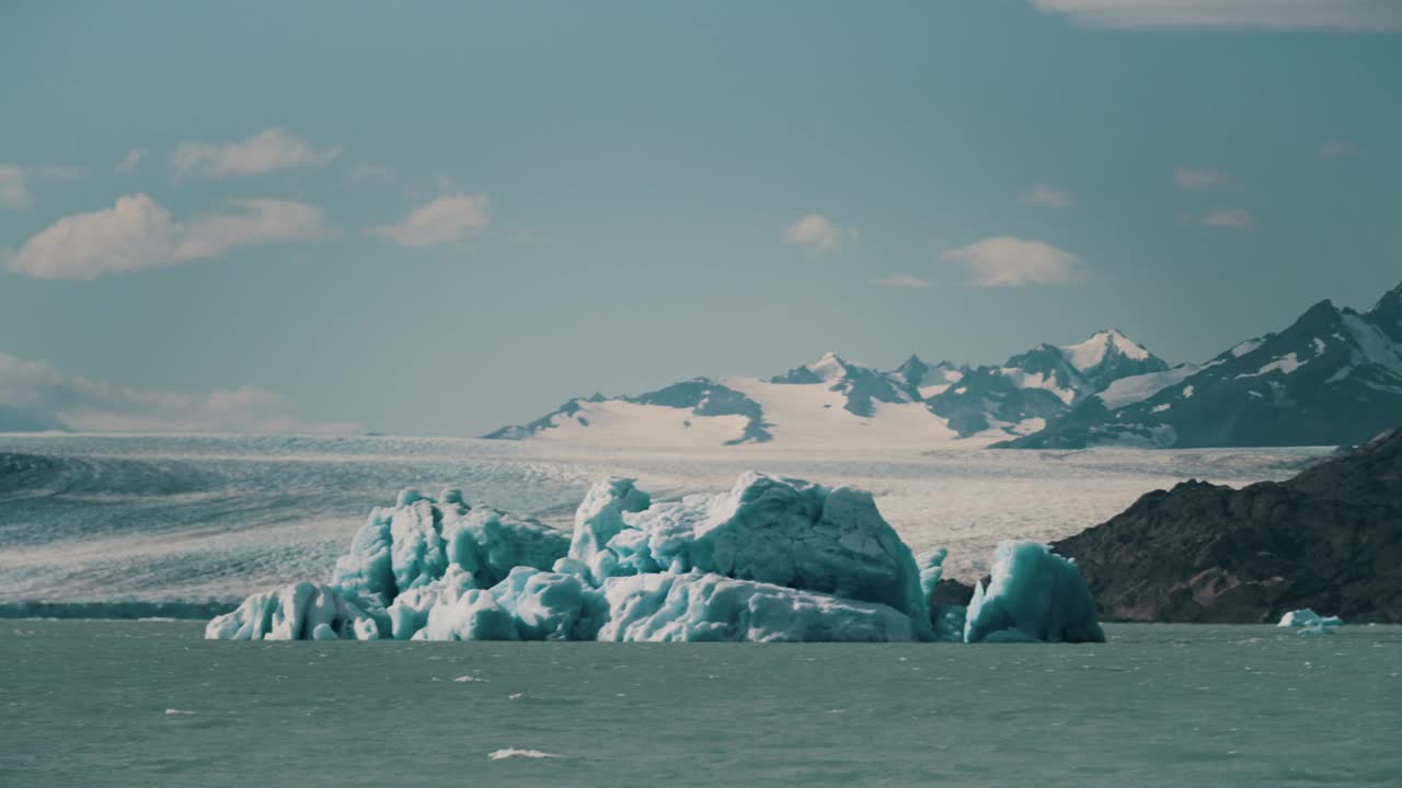 阿根廷巴塔哥尼亚乌普萨拉冰川附近的阿根廷湖上漂浮的冰山。观点