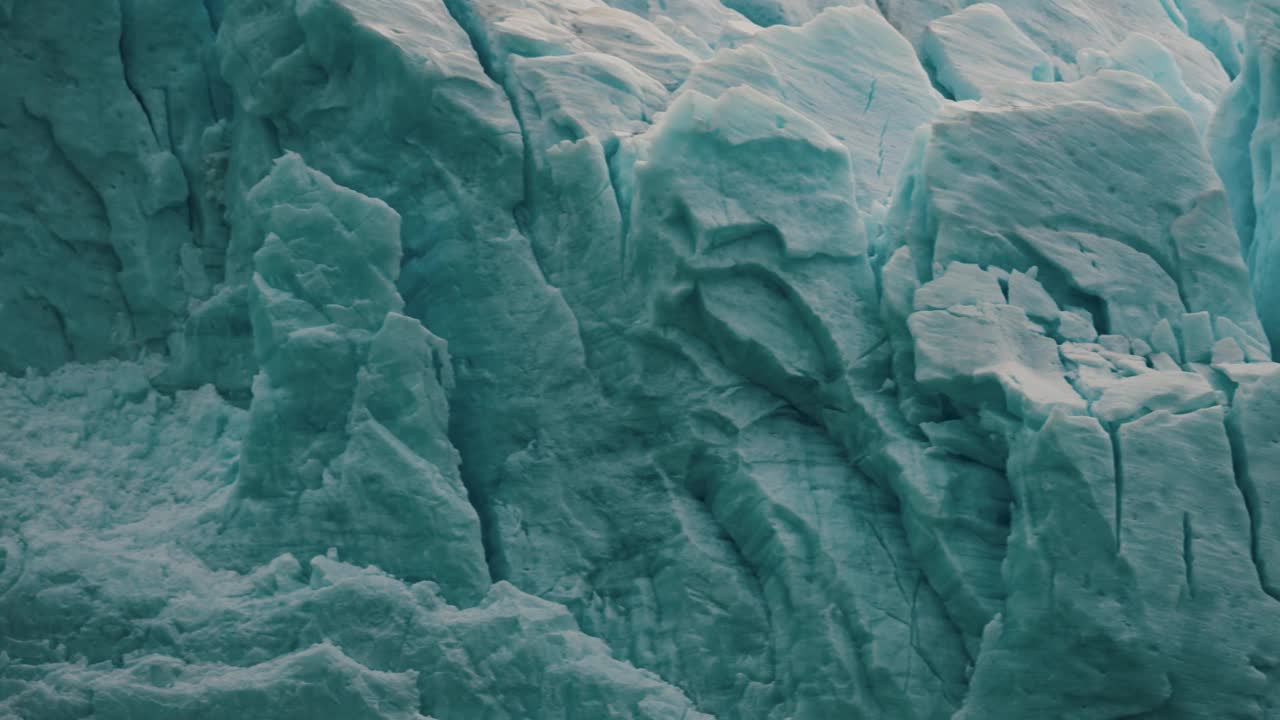 超现实的冰景在厄普萨拉和斯皮加齐尼冰川旅游在阿根廷，巴塔哥尼亚。跟踪拍摄