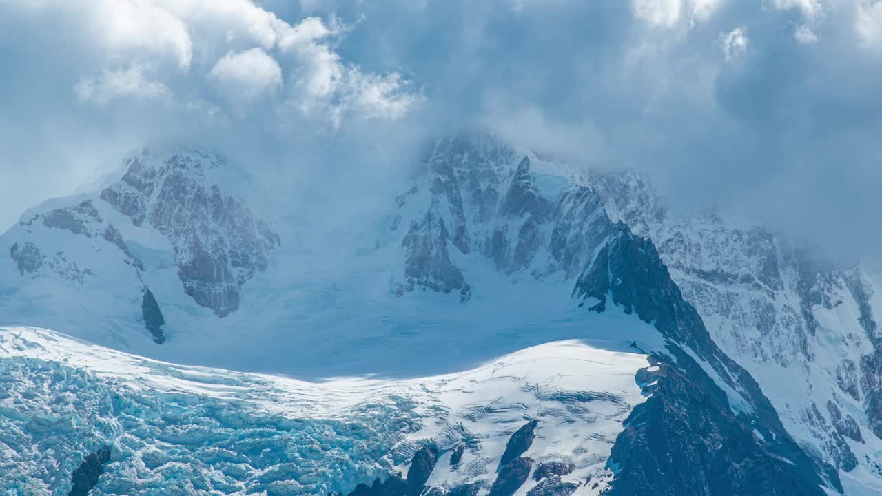 在阿根廷El Chalten的Torre泻湖，雪景中的Cerro Torre山，冰川和厚厚的云层。