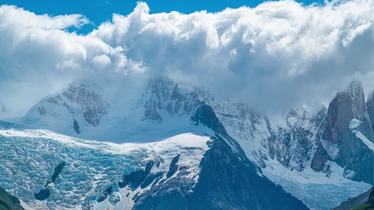 在阿根廷El Chalten的Torre泻湖，雪景中的Cerro Torre山，冰川和厚厚的云层。