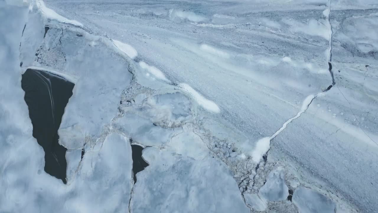 冰岛瓦特纳冰川国家公园冰雪覆盖的景观和湖泊。-航拍