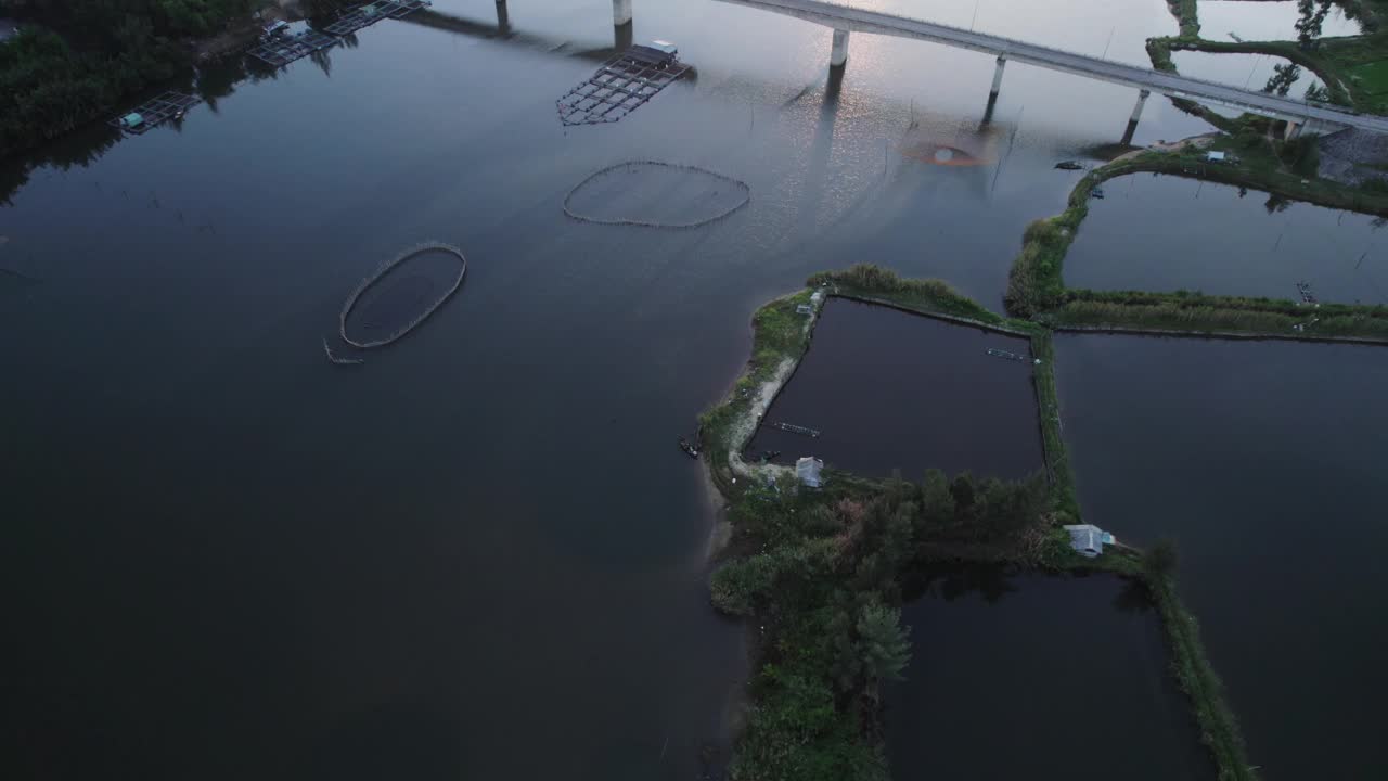 越南会安河上一座桥和一个农场的航拍视频