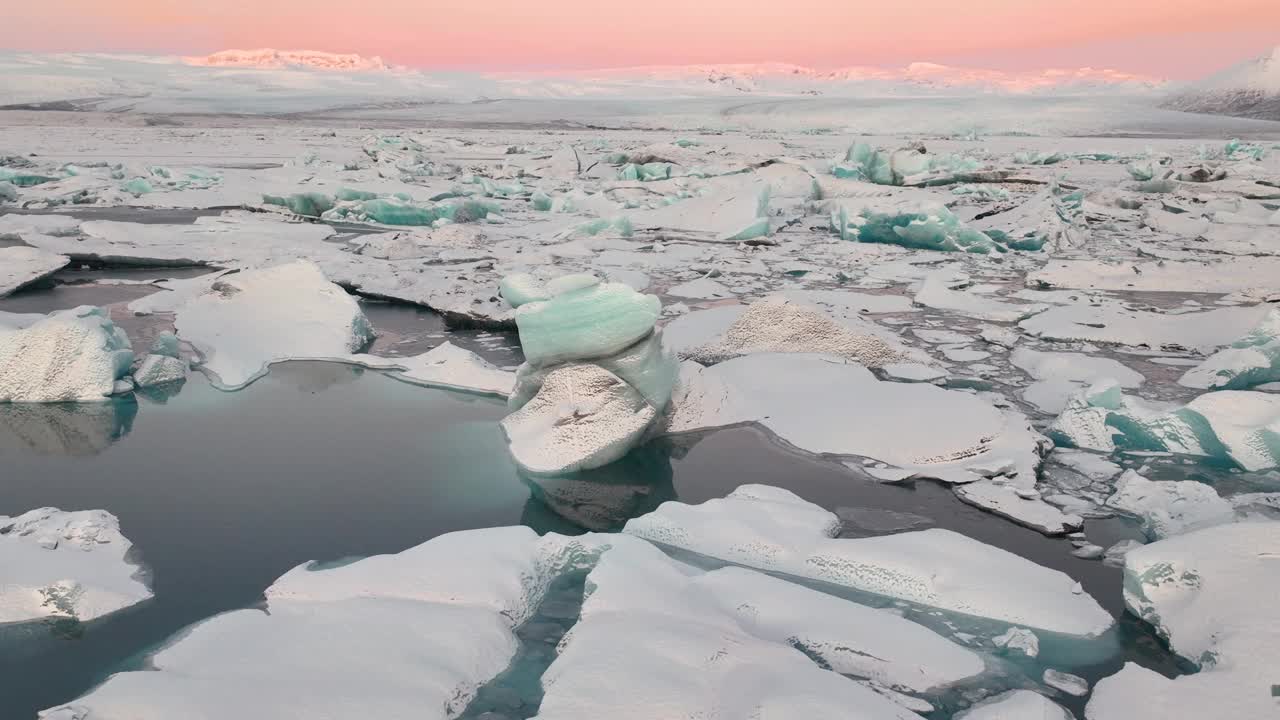 冰岛东南部日出时Jokulsarlon冰川泻湖的景色。无人机航拍