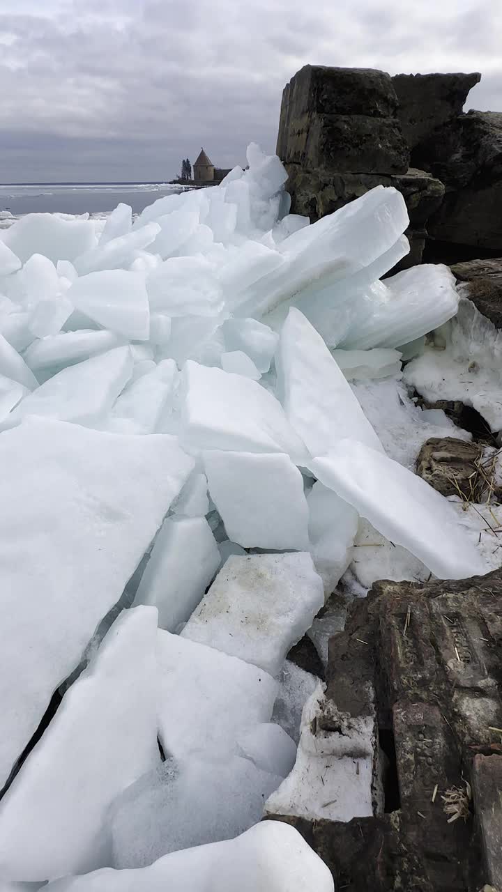 拉多加湖的春雪