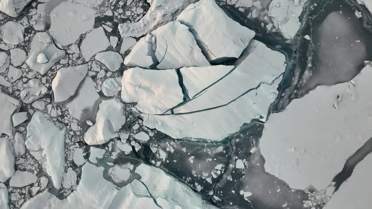 在冰岛东南部的Jokulsarlon冰川泻湖的冰山上攀登。无人机航拍