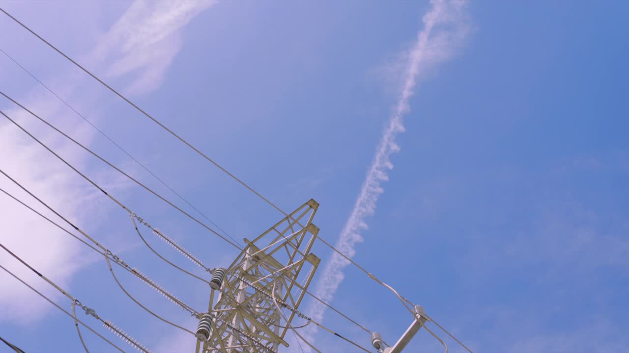 多云天空下的低角度看电线