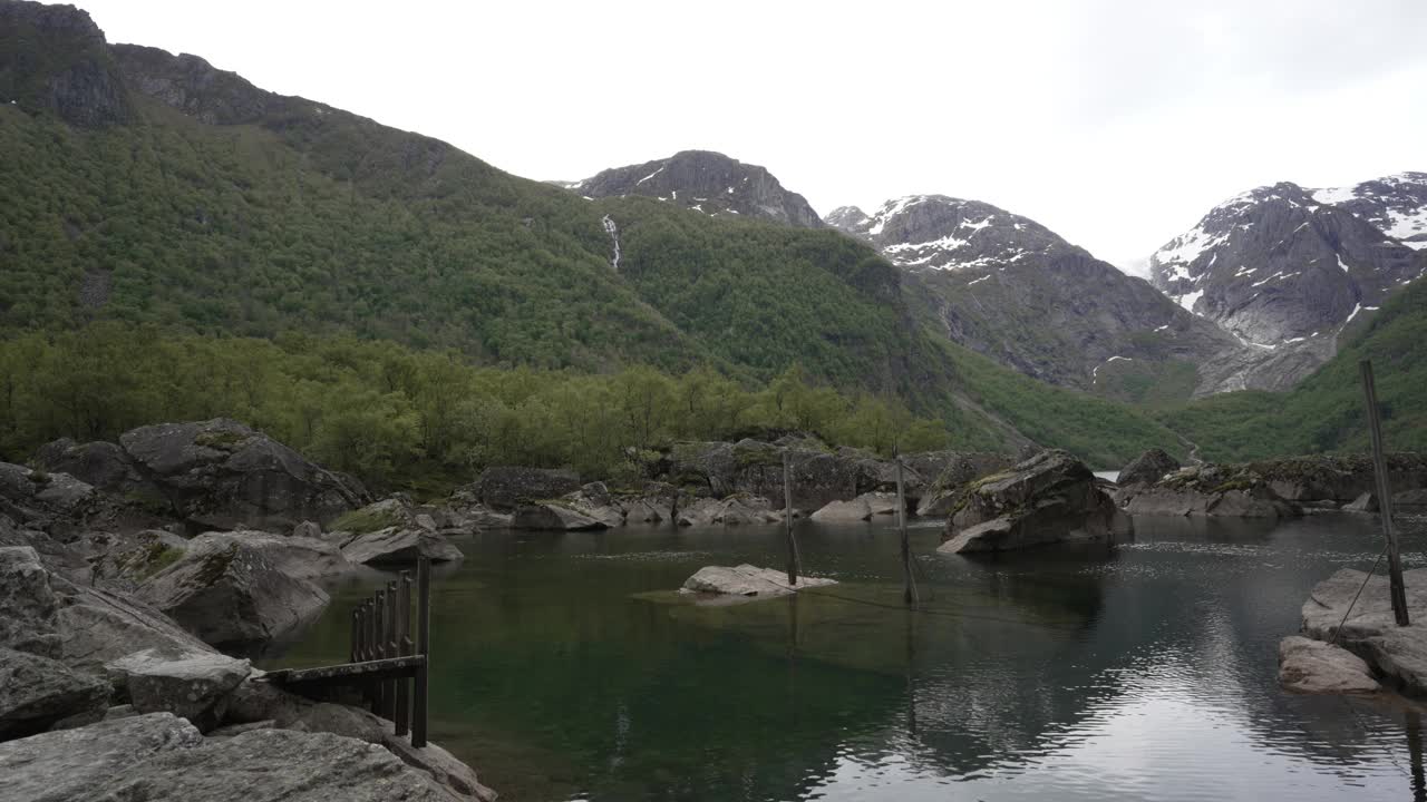 美丽的Bondhus Vatnet山湖位于挪威高地的蓝色冰川脚下，是大自然爱好者和徒步旅行者的热门旅游目的地。