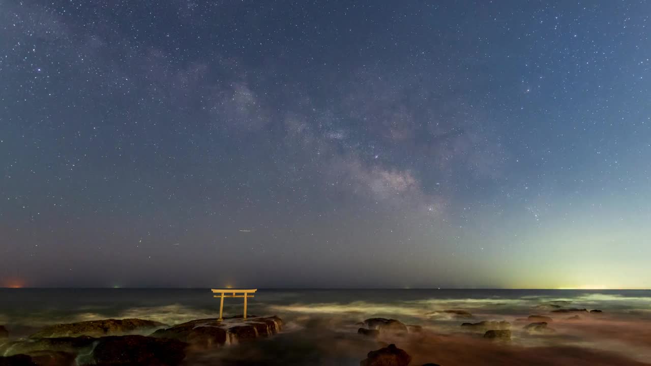 银河和星链的光迹从原井神岛上升到大海