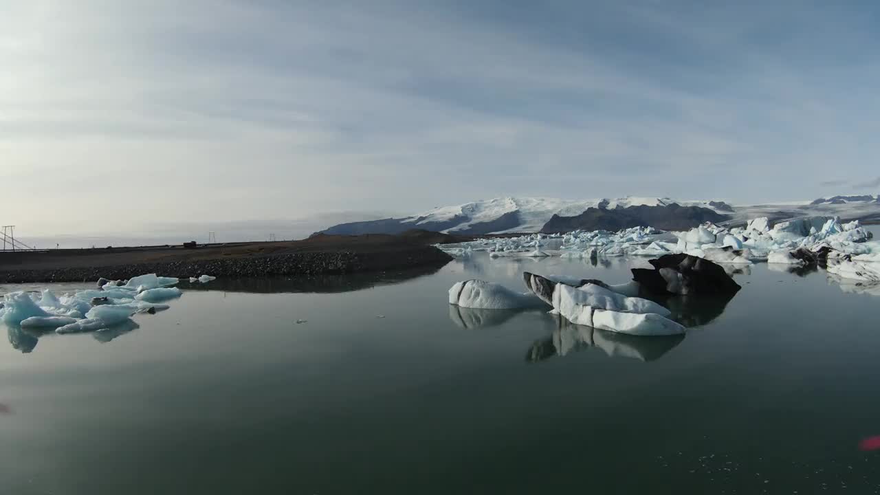 冰岛的Jokulsarlon。海洋中的冰川