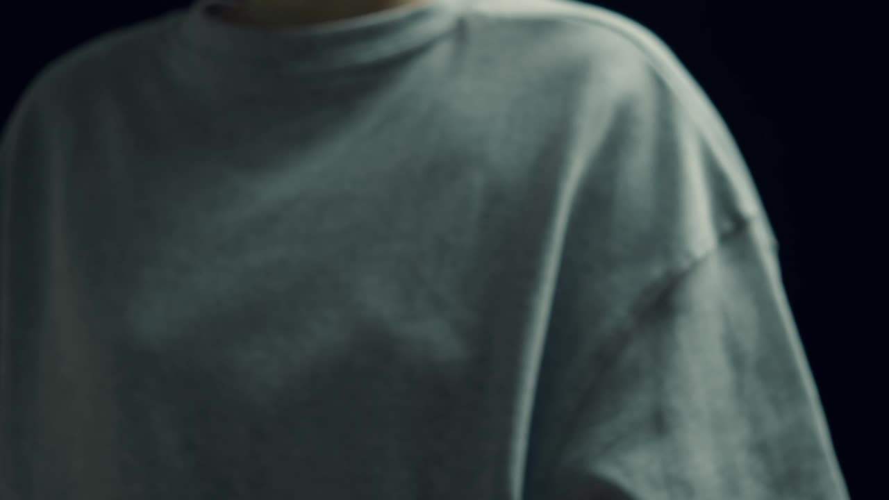图为，一名女子手里拿着显示人工智能机器人的智能手机。人工智能是关于生活方式、商业、社交网络的图标。这个概念是人工智能的日常生活。