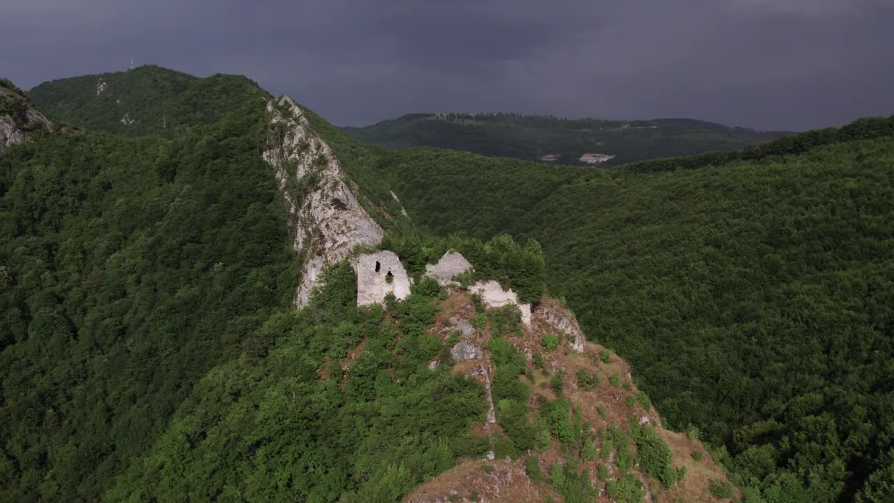 悬崖顶上的科莫廷要塞废墟鸟瞰图