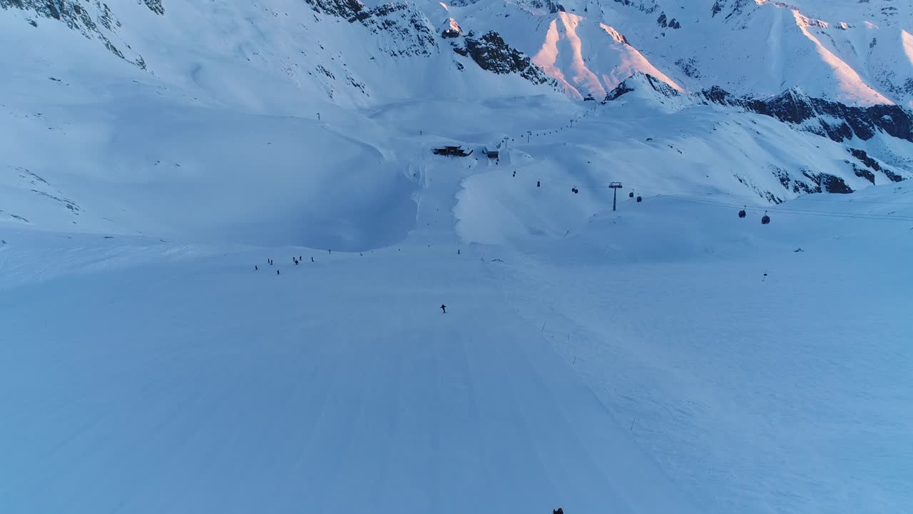 清晨无人机在雪山阿尔卑斯山上空拍摄。意大利阿尔卑斯山风景如画。黎明时分，从空中俯瞰普雷塞纳冰川。白雪覆盖的景观。