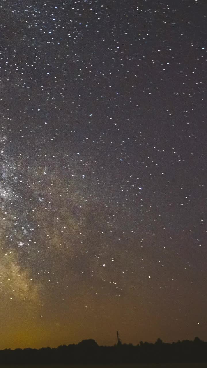 繁星闪烁的夜空。土星和木星在银河系恒星之间的天空中发出明亮的光芒。日落黎明的天空。间隔拍摄