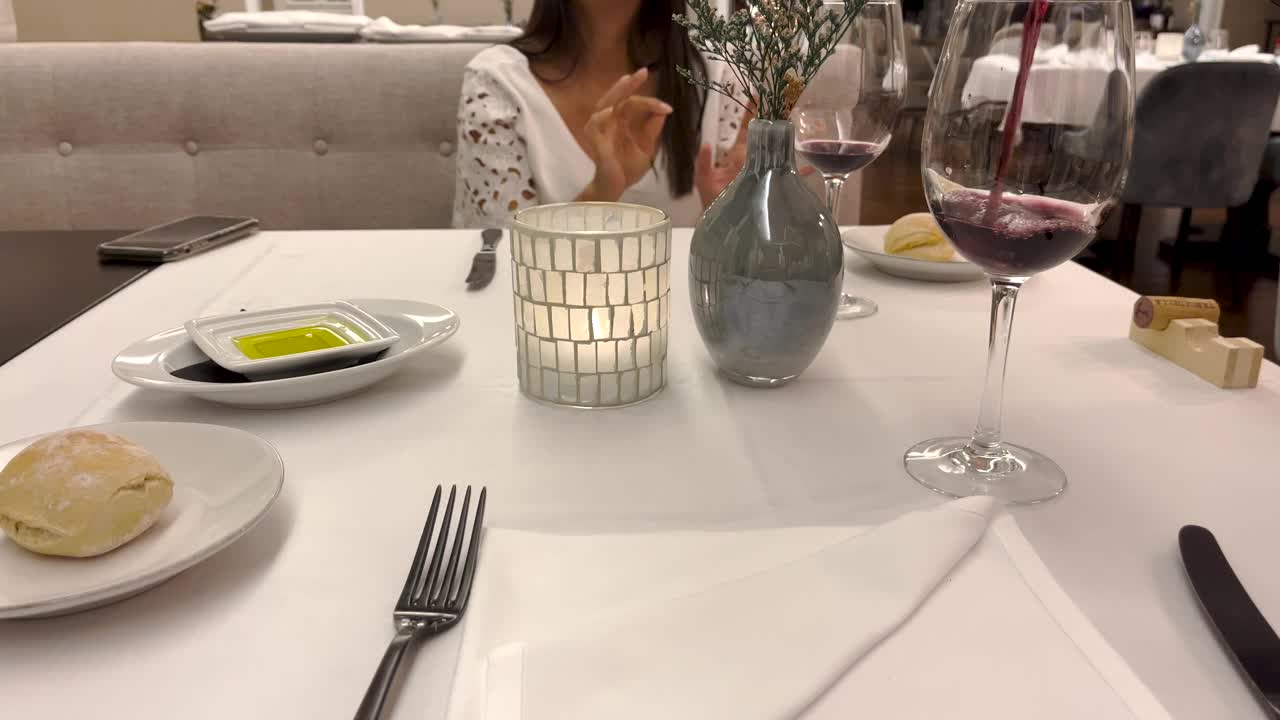 亲密的晚餐设置与葡萄酒和烛光