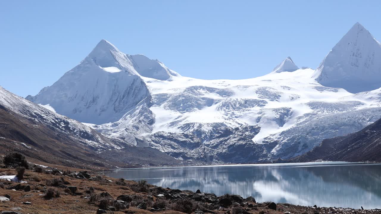 航拍的化石冰川和湖泊景观在西藏，中国