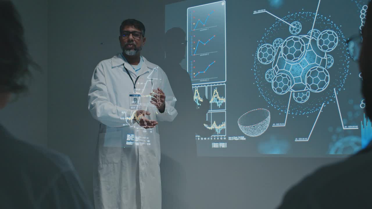 医生在会议上向同事介绍药理学的创新研究
