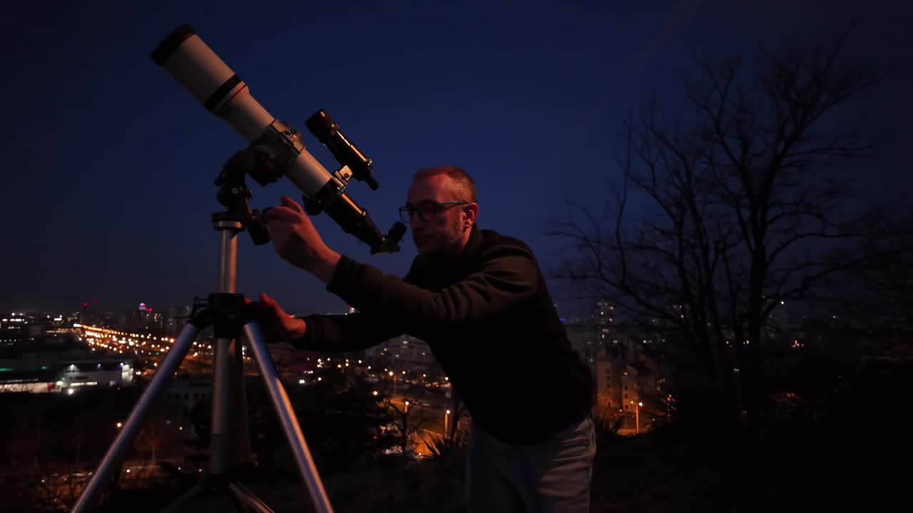 业余天文学家在市区用望远镜观察夜空，观测行星、恒星、月亮和其他天体。