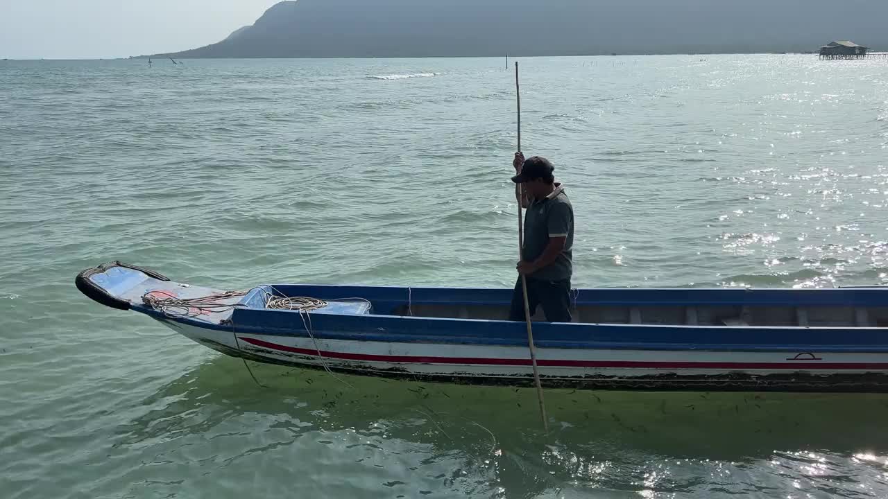 普通越南人的真实生活在渔场的渔民人们在烈日下工作在印度洋上越南富国岛种鱼