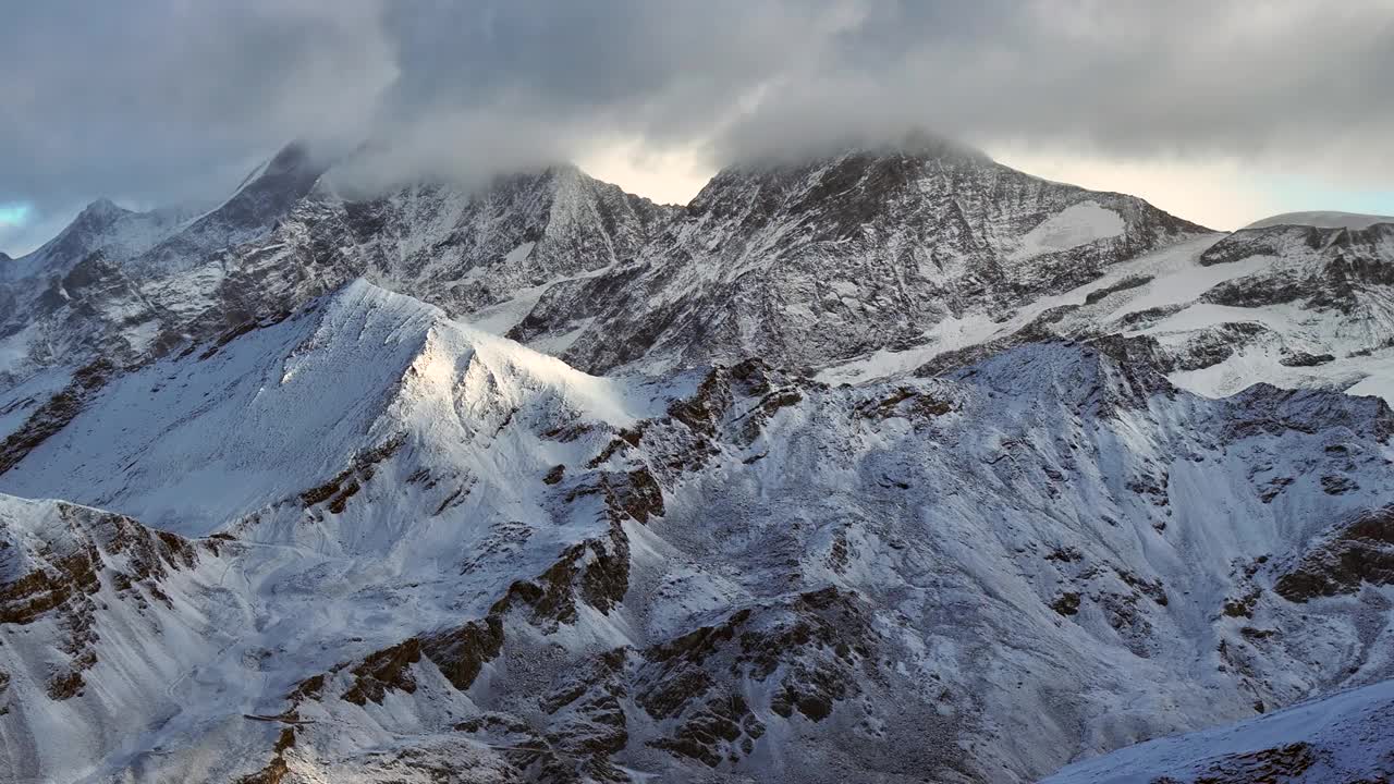 下午晚些时候，第一场新鲜的降雪扬尘，令人惊叹的马特洪峰采尔马特冰川高峰景观风景空中无人机秋天瑞士阿尔卑斯山山顶戈内格拉铁路瑞士向上运动