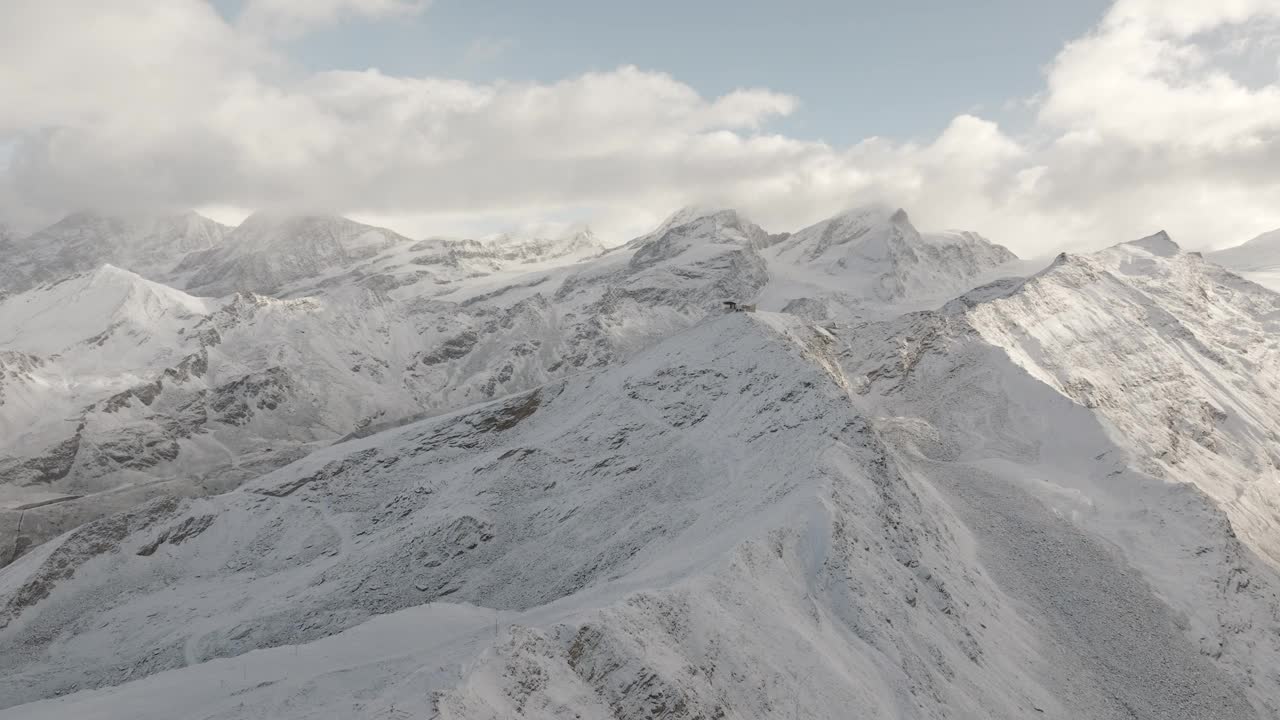 清晨第一次新鲜降雪扬尘马特洪峰景观采尔马特冰川山顶空中无人机滑雪胜地秋季瑞士阿尔卑斯山山顶缆车瑞士戈内格拉铁路右圈运动