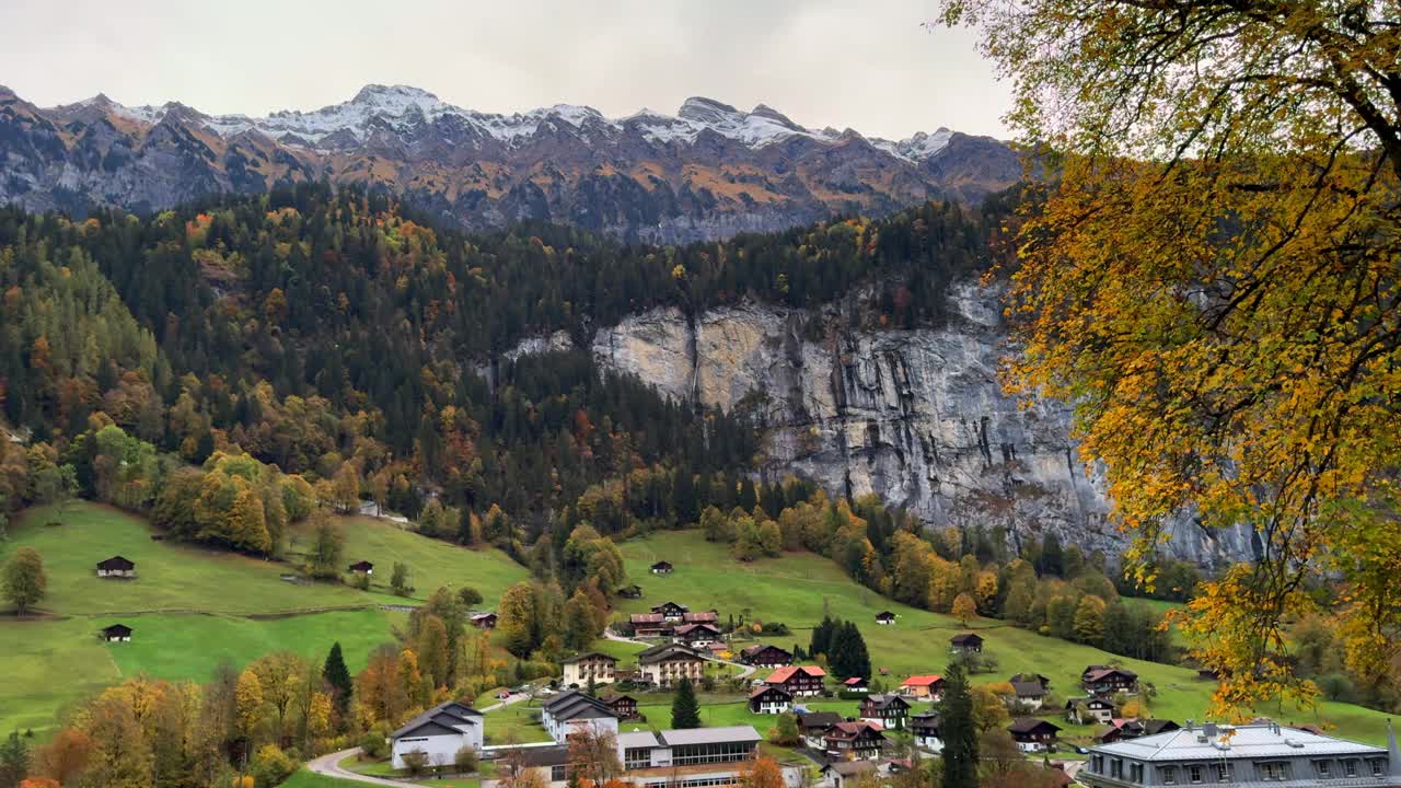 Staubbach瀑布Lauterbrunnen瑞士瑞士阿尔卑斯山谷村庄Jungfrangu Grindelwalk因特拉肯伯尔尼阿尔卑斯山日落黄金时间秋天十月秋天的颜色冰川巨大的岩石面潘留下