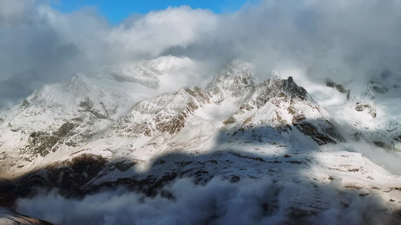 第一次新鲜降雪扬尘下午晚些时候马特洪峰风景采尔马特冰川峰空中无人机秋天瑞士阿尔卑斯山峰顶戈内格拉铁路瑞士右圈运动