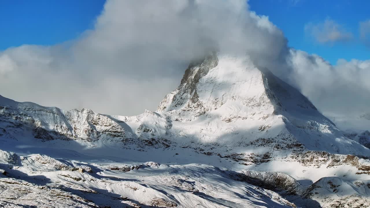 第一次新鲜降雪扬尘清晨近距离雾马特洪峰采尔马特冰川高峰景观风景空中无人机秋天瑞士阿尔卑斯山峰顶戈内格拉铁路瑞士左圈运动