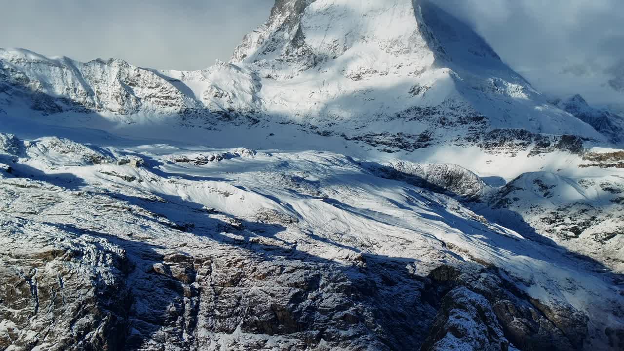 第一场新鲜的降雪扬尘清晨近距离拍摄马特洪峰采尔马特冰川顶峰景观风景空中无人机秋天瑞士阿尔卑斯山峰顶戈内格拉铁路瑞士向前揭示运动