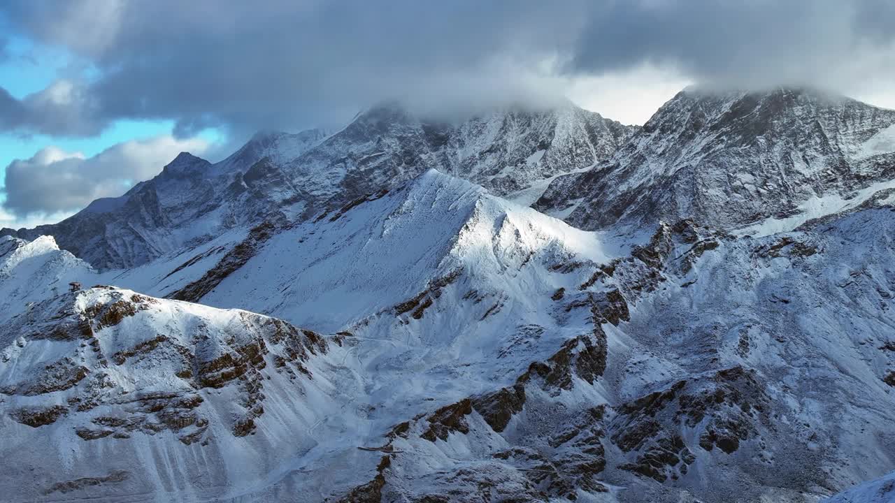 马特洪峰采尔马特冰川山顶景观风景空中无人机秋天的下午云轻瑞士阿尔卑斯山峰顶Gornergrat铁路瑞士向上运动