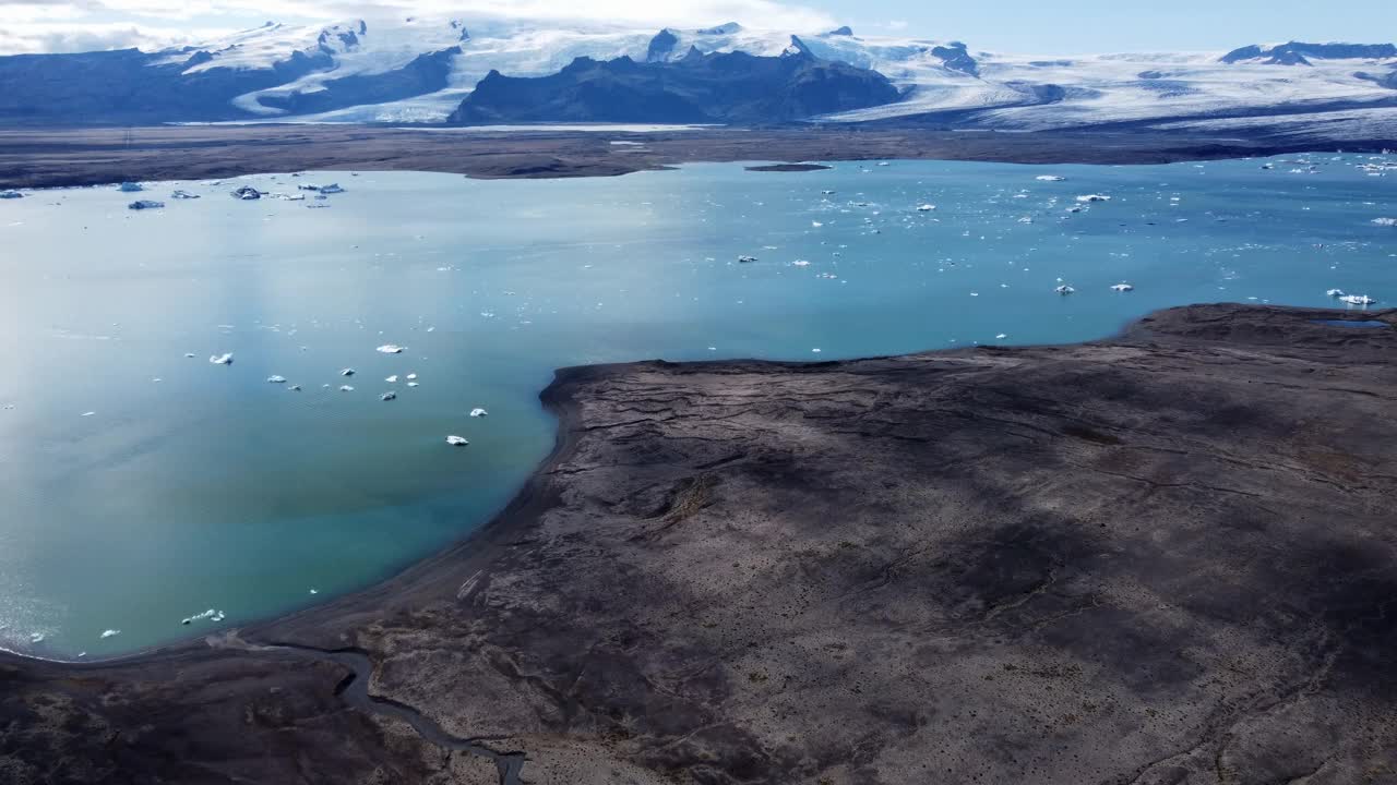 冰岛无人机拍摄- 4K。Jokulsarlon冰川。飞向满是冰山的湖。