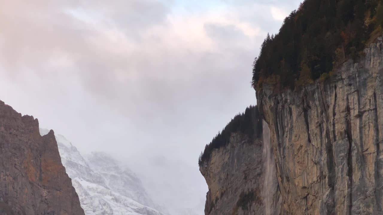 Staubbach瀑布Lauterbrunnen瑞士瑞士高山山谷村庄Jungfrangu Grindelwalk因特拉肯伯尔尼阿尔卑斯山日落黄金时间秋天十月色彩雪冰川巨大的岩石面盘下来