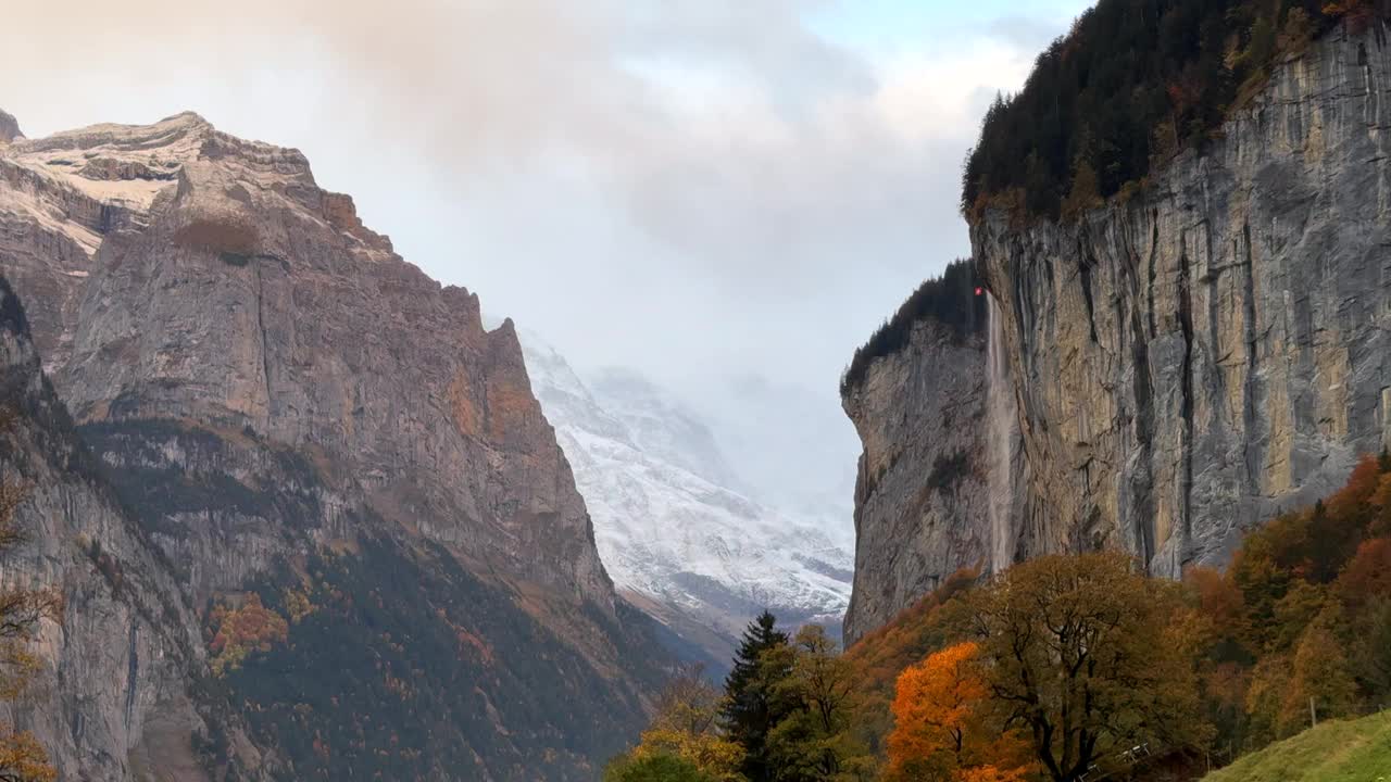 Staubbach瀑布Lauterbrunnen瑞士瑞士高山山谷村庄Jungfrangu Grindelwalk因特拉肯伯尔尼高山日落黄金时间秋天十月色彩雪冰川巨大岩面静态拍摄