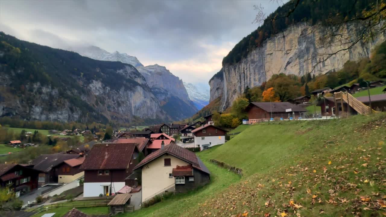 Staubbach瀑布Lauterbrunnen瑞士瑞士阿尔卑斯山谷村庄Jungfrangu Grindelwalk因特拉肯伯尔尼阿尔卑斯山日落黄金时间秋天十月秋天的颜色冰川巨大的岩石面静态