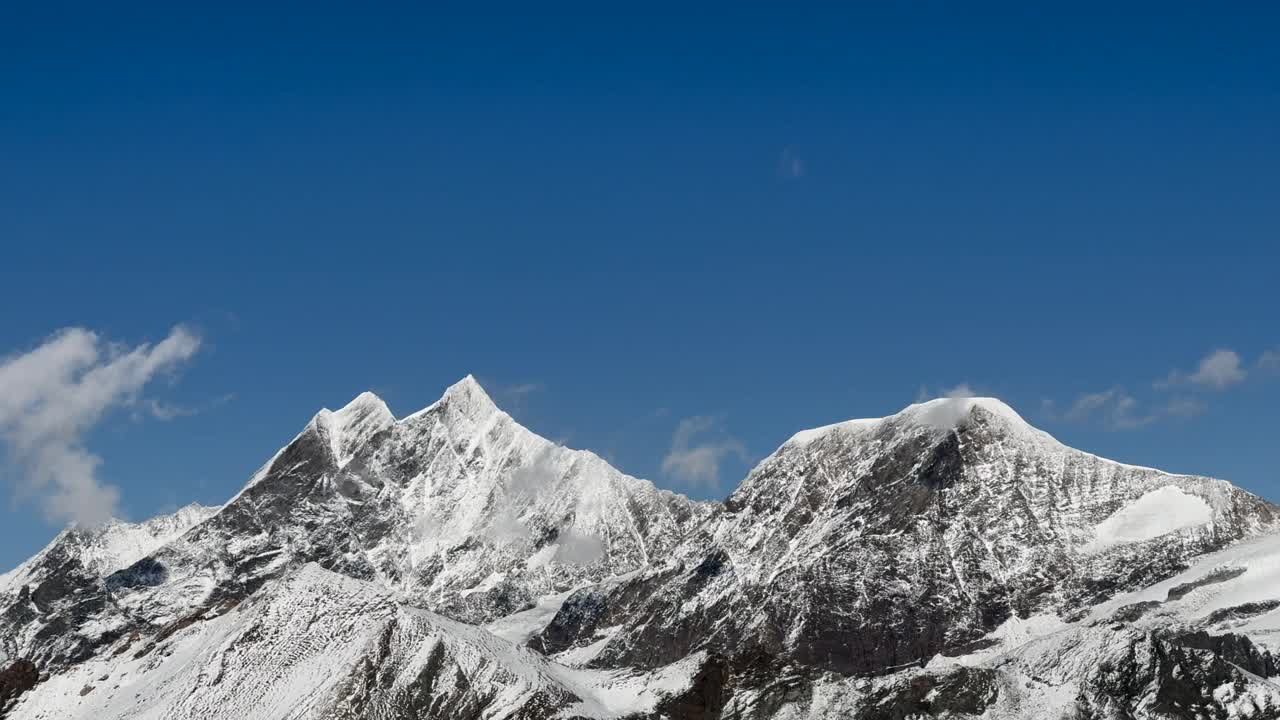 早晨蓝天瑞士采尔马特冰川峰马特洪峰滑雪胜地第一次新鲜降雪景观风景秋季瑞士阿尔卑斯山峰顶戈内格拉特铁路令人惊叹的冰川采尔马特奔宁